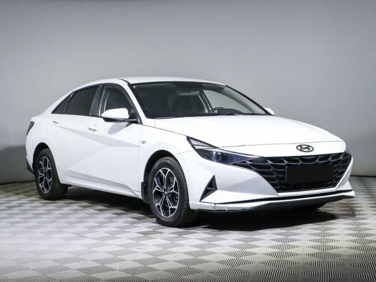 Hyundai Elantra 2021 года с пробегом. Фото: #2