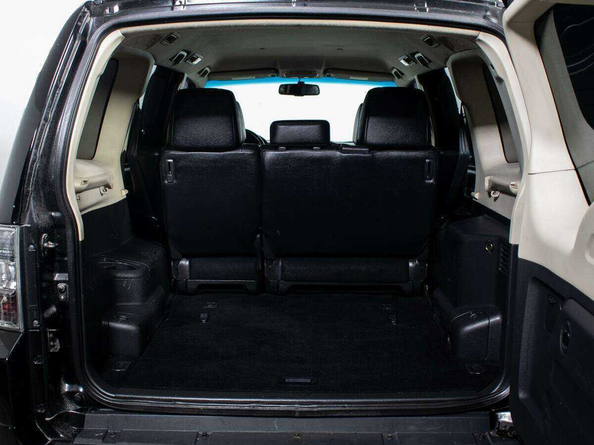 Б/У Митсубиши Паджеро 2015 года. Фото: #11