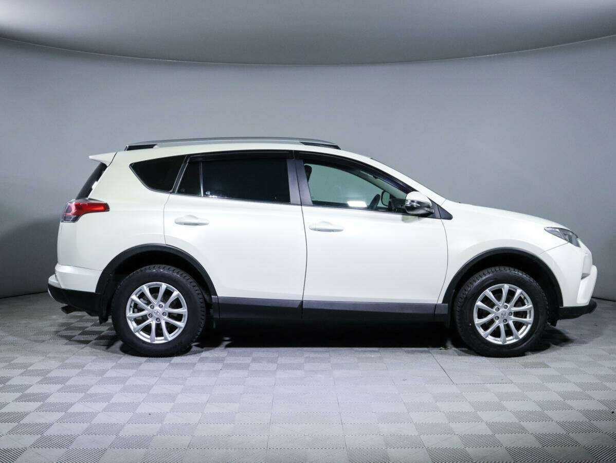 Toyota RAV4 2017 года с пробегом. Фото: #3