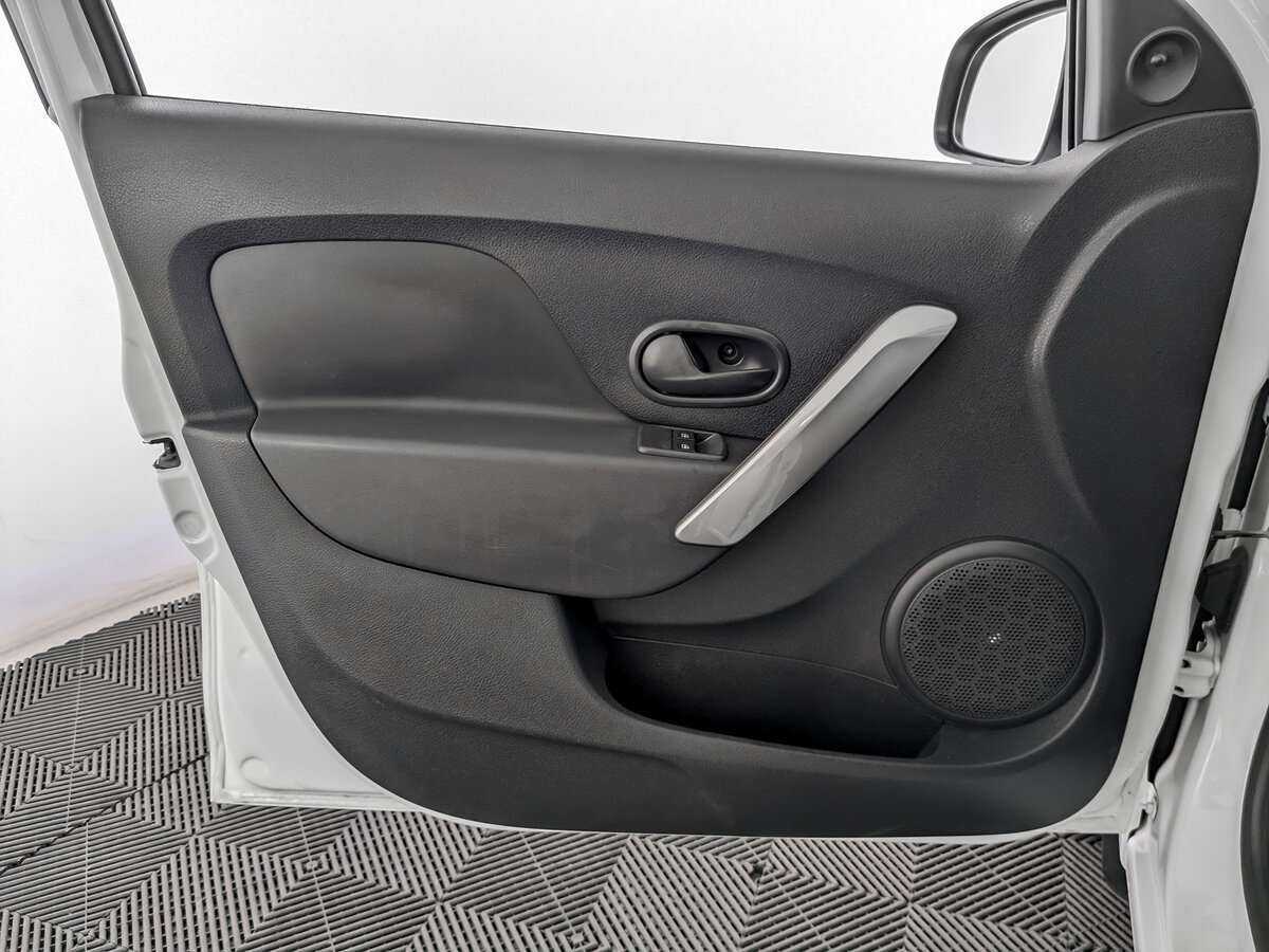 Б/У Рено Сандеро 2016 года. Фото: #13