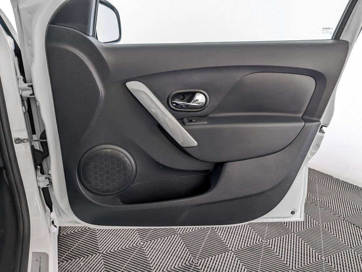 Б/У Рено Логан 2017 года. Фото: #19