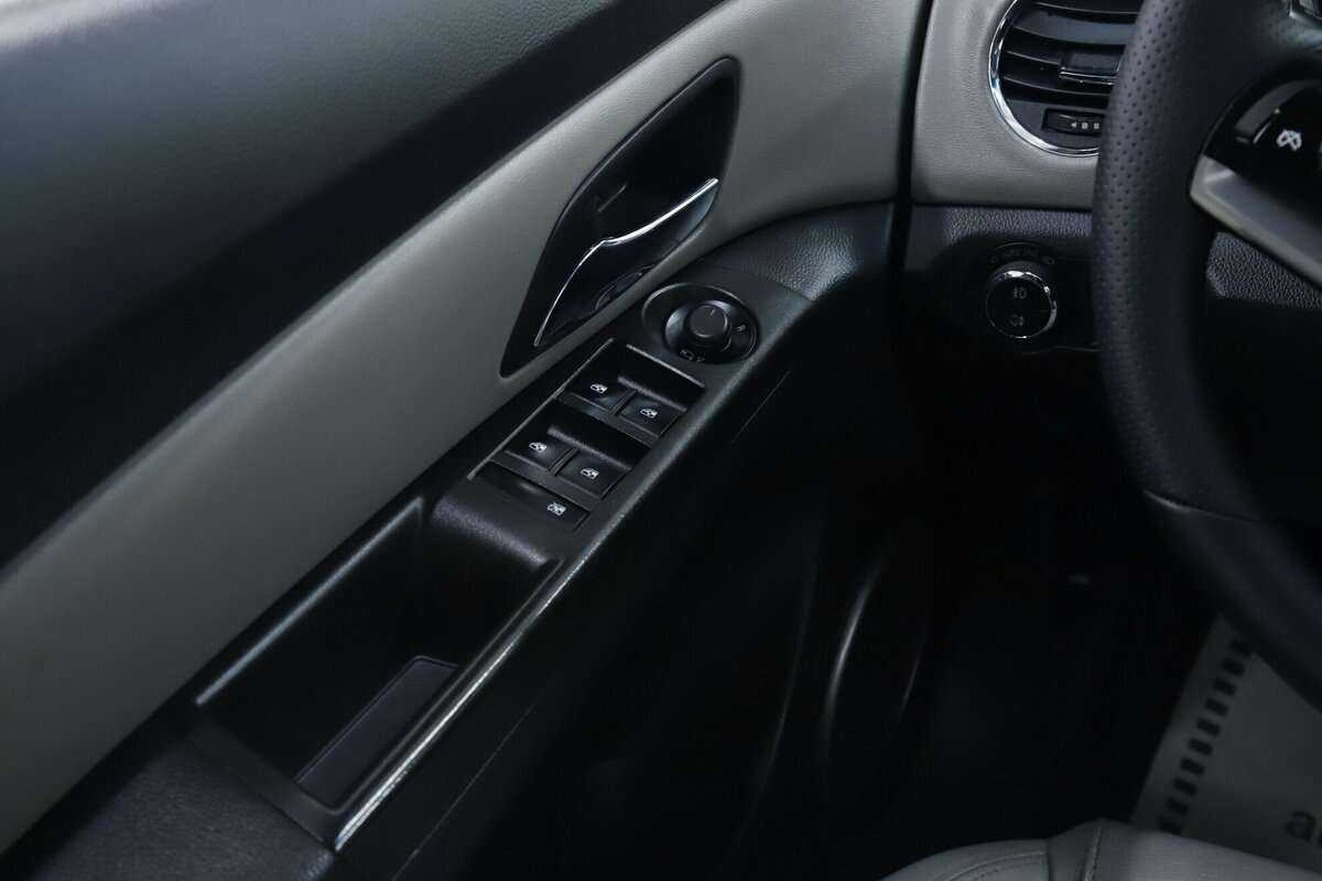 Б/У Шевроле Круз 2015 года. Фото: #9