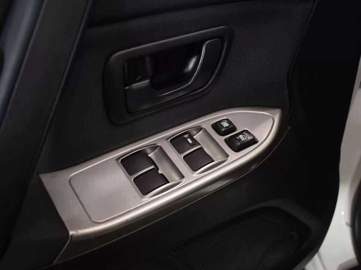 Б/У Митсубиши Паджеро 2015 года. Фото: #12