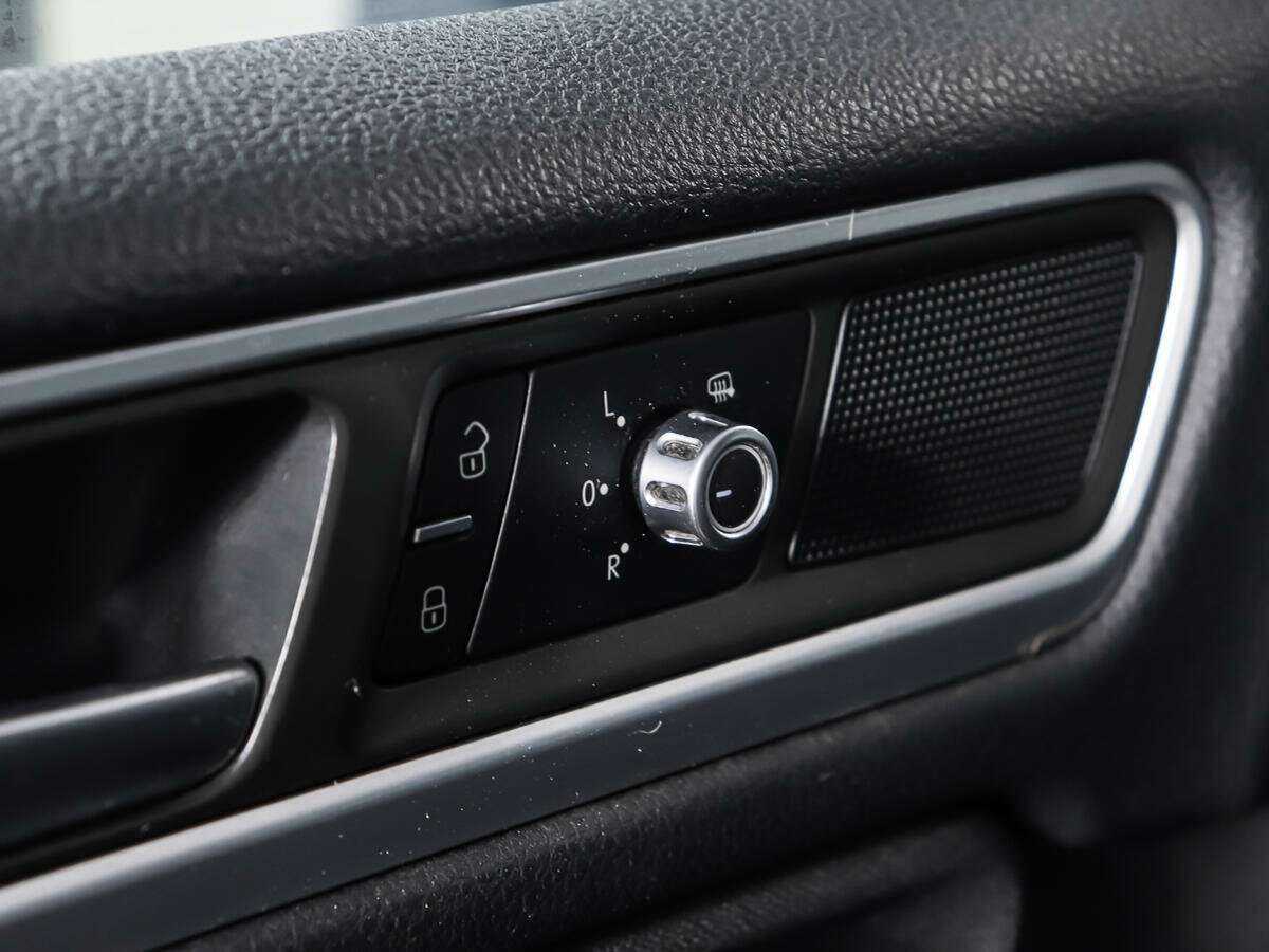 Б/У Фольксваген Туарег 2013 года. Фото: #17