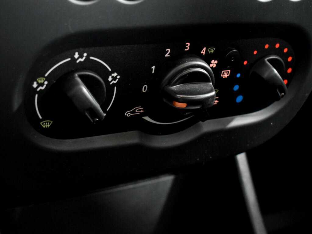 Б/У Рено Логан 2013 года. Фото: #10