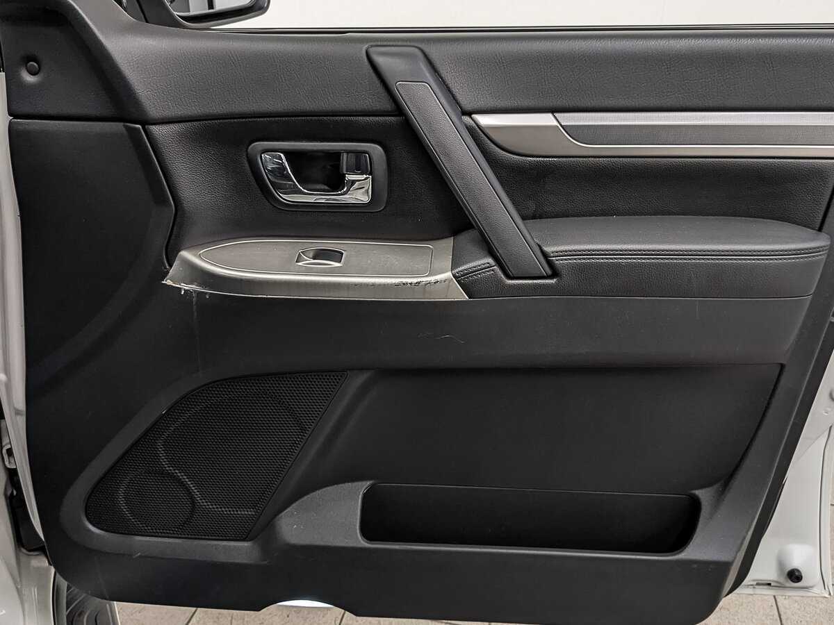 Б/У Митсубиши Паджеро 2015 года. Фото: #23