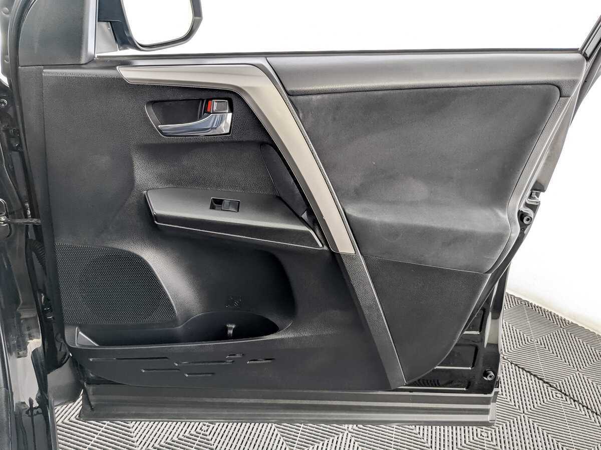 Б/У Тойота Рав4 2017 года. Фото: #22