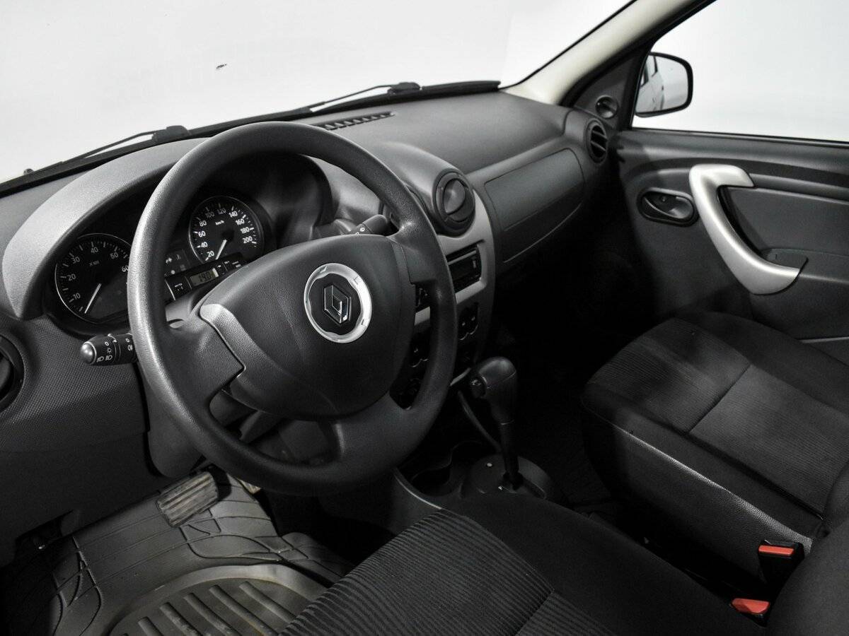 Б/У Рено Логан 2015 года. Фото: #8