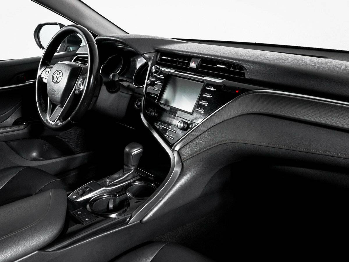 Б/У Тойота Камри 2018 года. Фото: #8