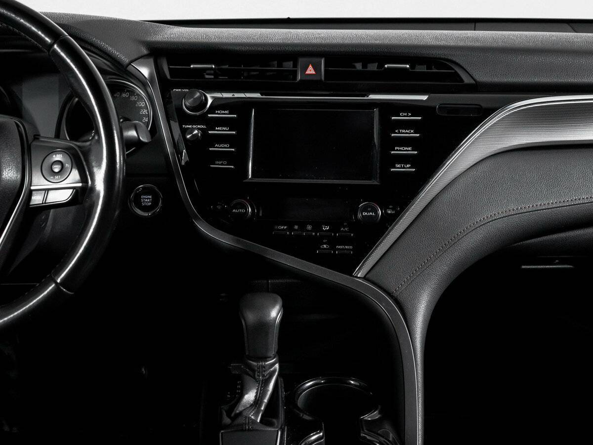 Б/У Тойота Камри 2018 года. Фото: #12