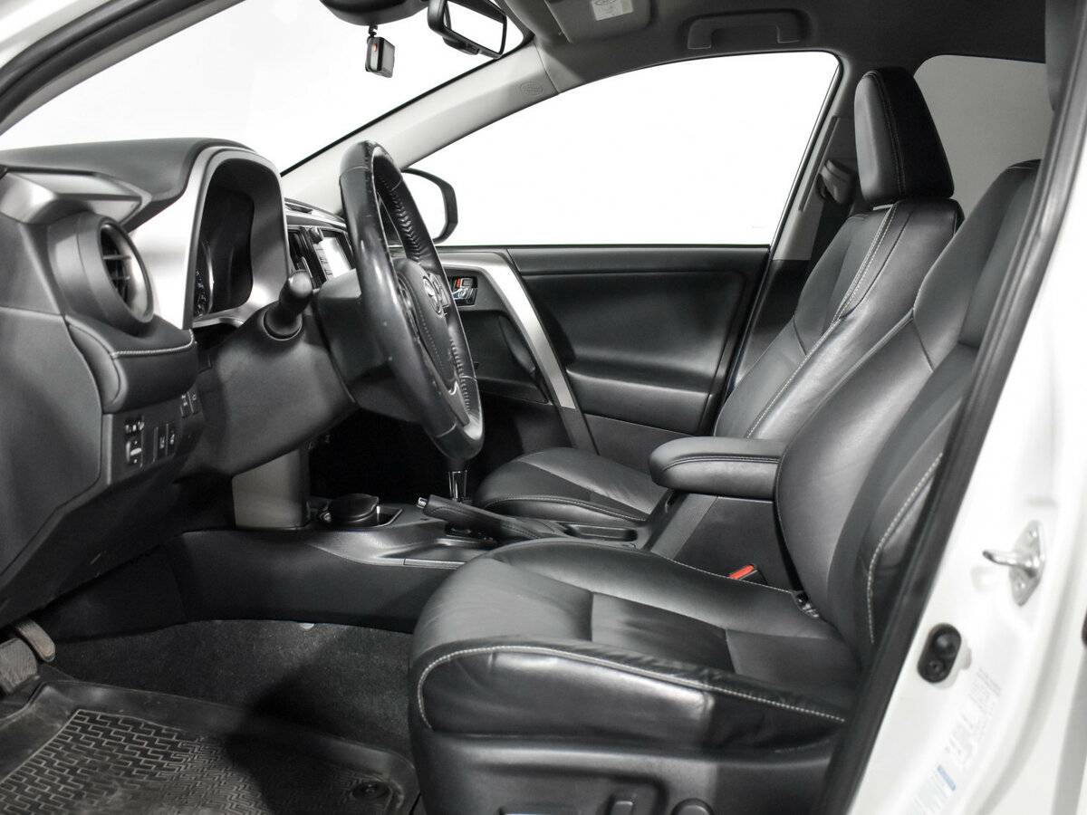 Б/У Тойота Рав4 2017 года. Фото: #9