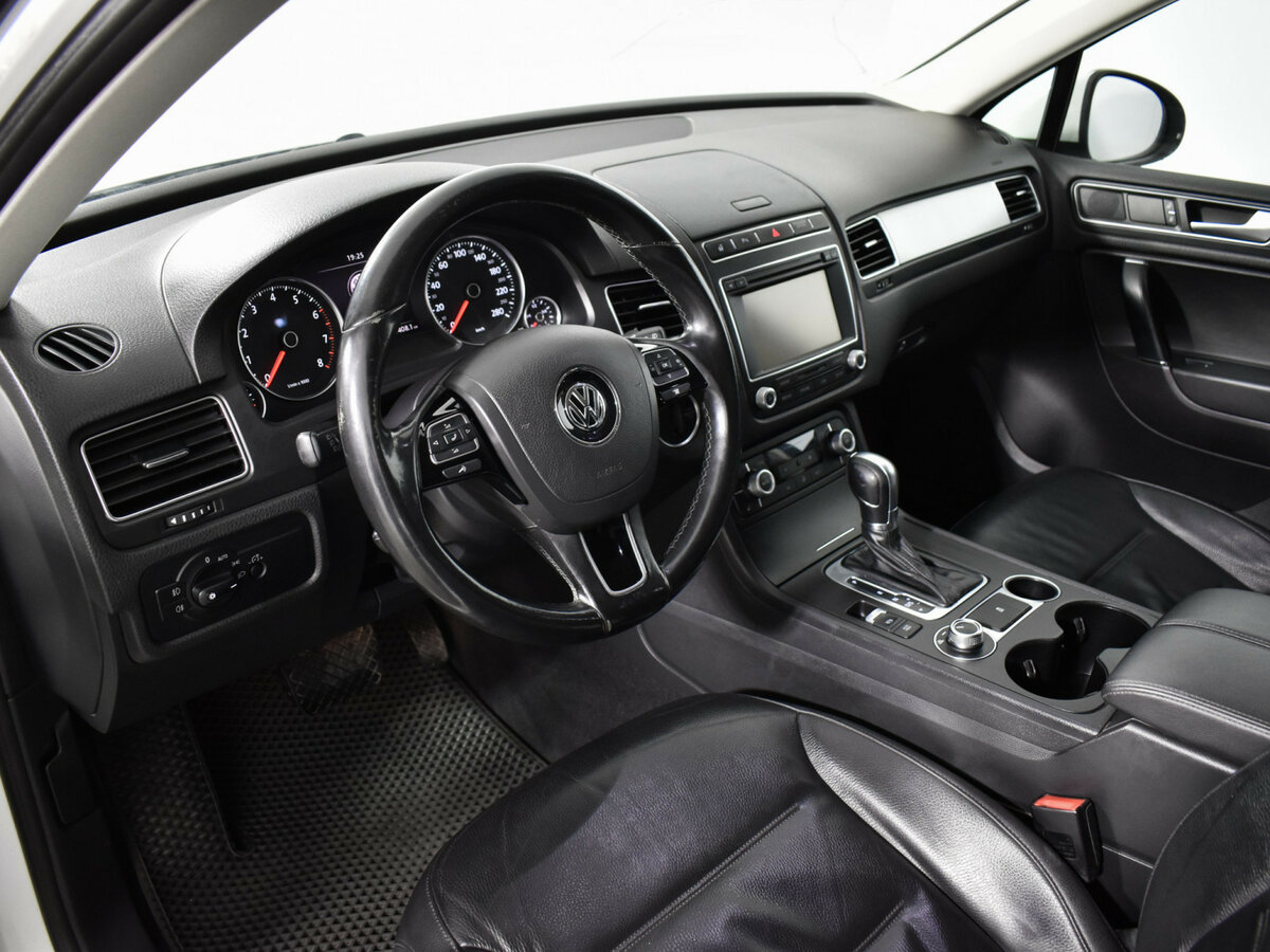 Б/У Фольксваген Туарег 2015 года. Фото: #8